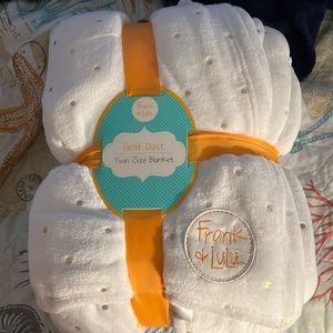 Frank and Lulu Velvet Plush Blanket.  Twin size, includes twin sheet set